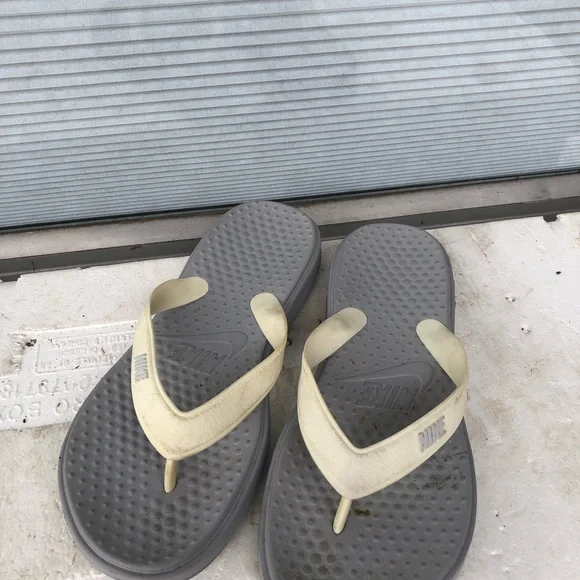 Nike Womens Cream and Gray Flip Flops sandals Size W6 - Picture 10 of 14